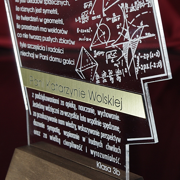 statuetka akrylowa - dyplom, podzsiękowanie dla nauczyciela matematyki, zbliżenie