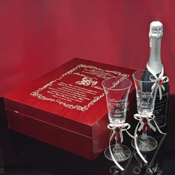  (B3K30) Mahoniowa skrzynka z kieliszkami do szampana z dla Młodej Pary w dniu ślubu