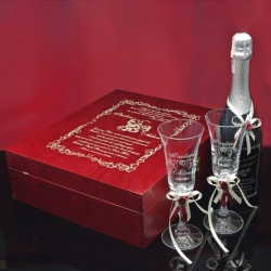 (B3K30) Mahoniowa skrzynka z kieliszkami do szampana z dla Młodej Pary w dniu ślubu