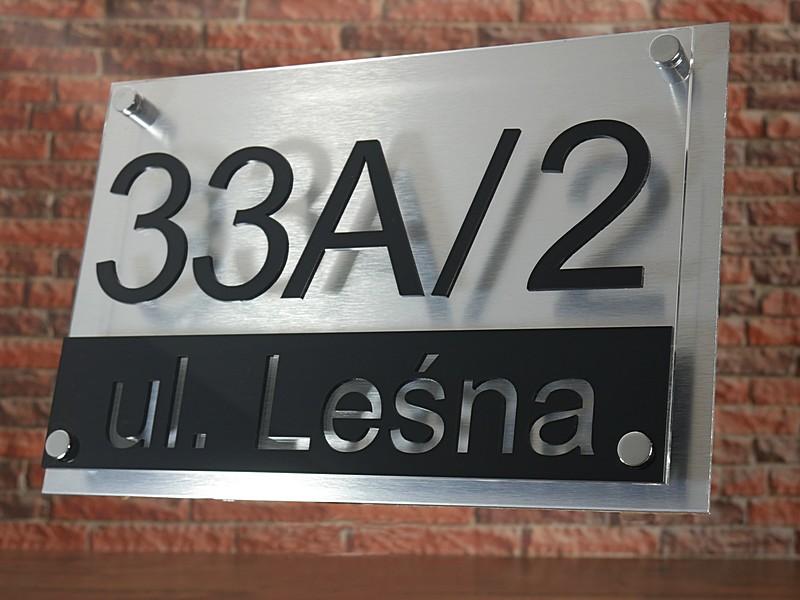 tablica z numerem domu