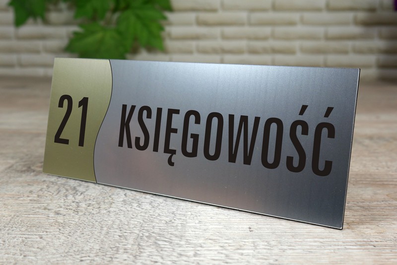 tabliczka dwukolorowa z numerem i nazwą