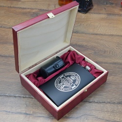  (PRK 10CB330) Piersiówka czarna 10oz z kieliszkami, w drewnianej kasetce - z grawerem