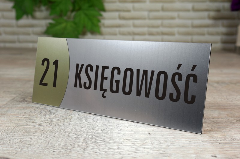 tabliczka dwukolorowa z numerem i nazwą